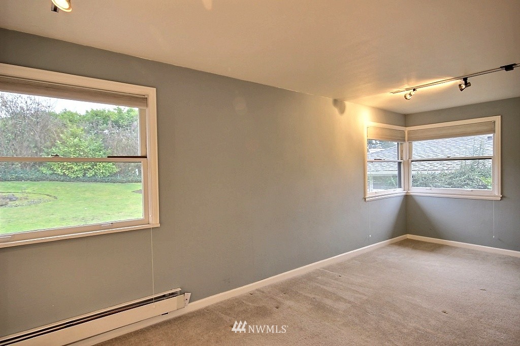 924 Sunset Way Bellevue, WA 98004 - Photo 14 of 17