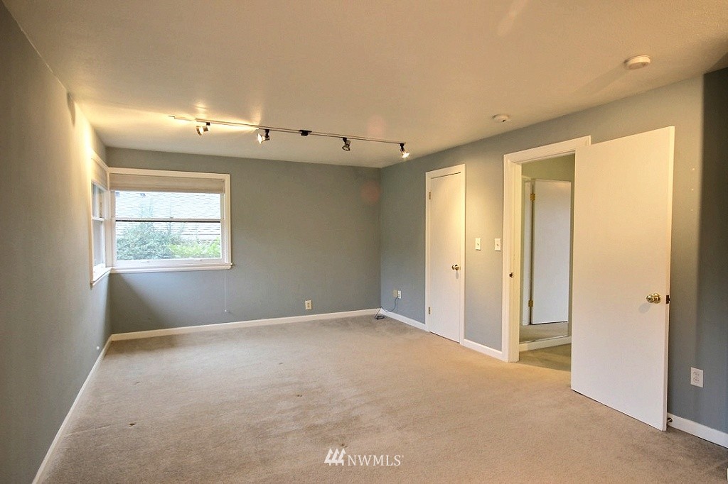 924 Sunset Way Bellevue, WA 98004 - Photo 15 of 17