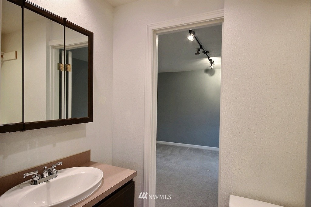 924 Sunset Way Bellevue, WA 98004 - Photo 17 of 17