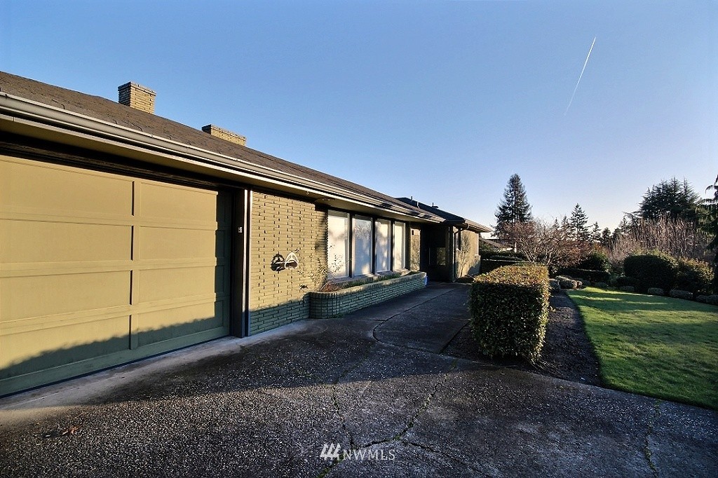 924 Sunset Way Bellevue, WA 98004 - Photo 3 of 17