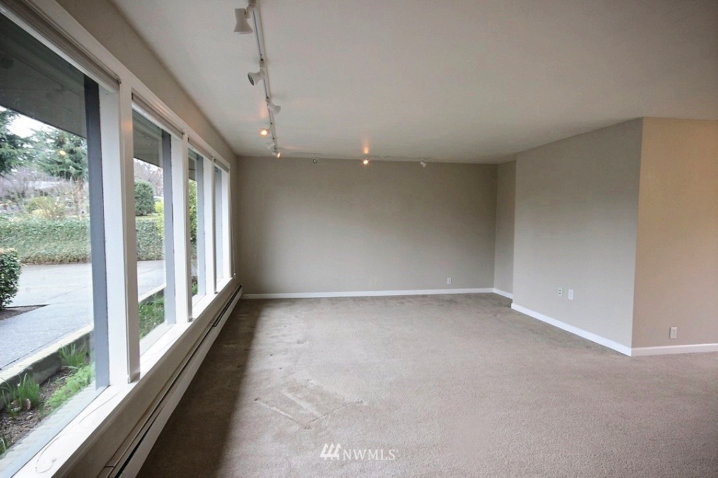 924 Sunset Way Bellevue, WA 98004 - Photo 4 of 17
