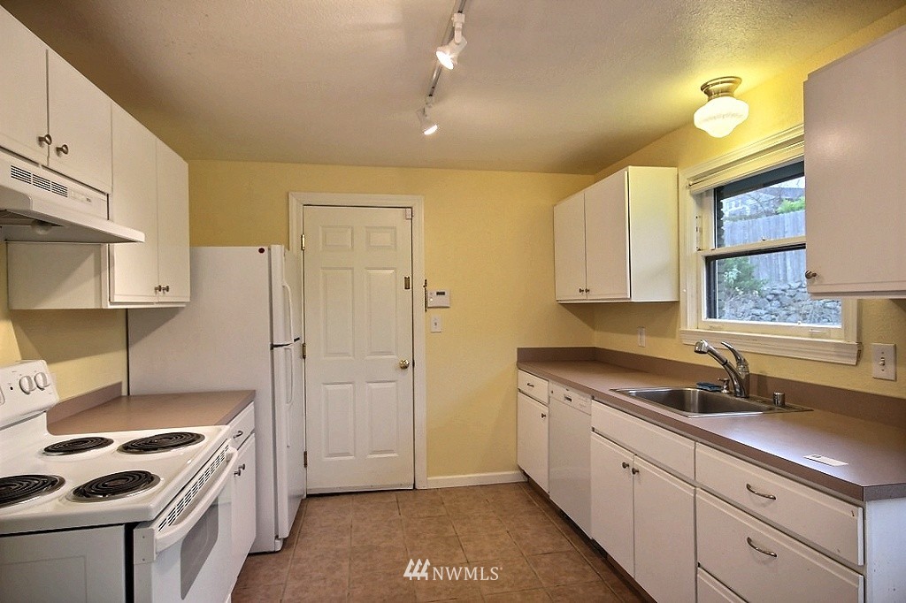 924 Sunset Way Bellevue, WA 98004 - Photo 7 of 17