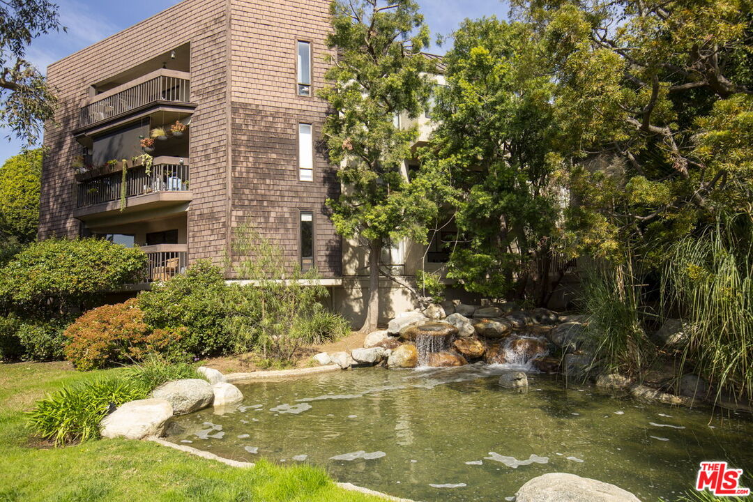 950 North Kings Road, Unit 208 West Hollywood, CA 90069 - Photo 2 of 33