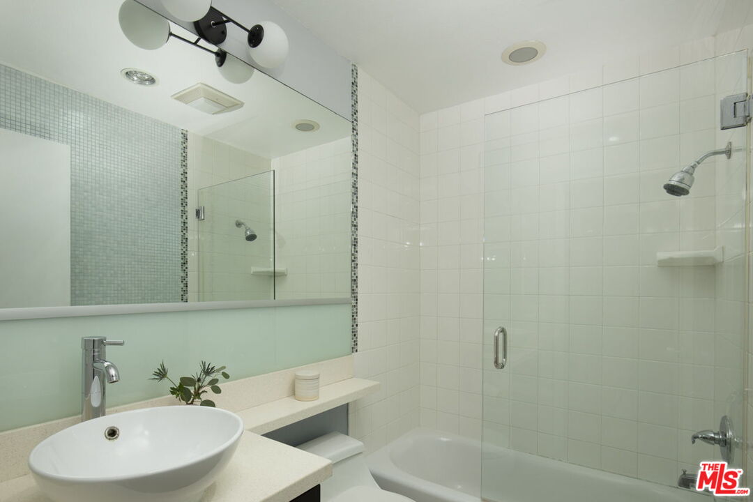 950 North Kings Road, Unit 208 West Hollywood, CA 90069 - Photo 23 of 33