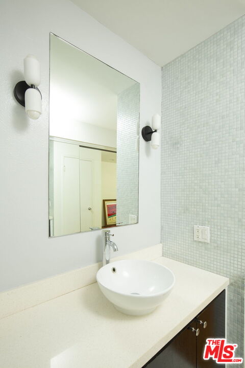 950 North Kings Road, Unit 208 West Hollywood, CA 90069 - Photo 27 of 33