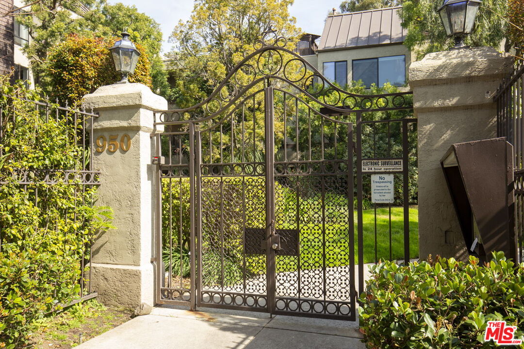 950 North Kings Road, Unit 208 West Hollywood, CA 90069 - Photo 4 of 33