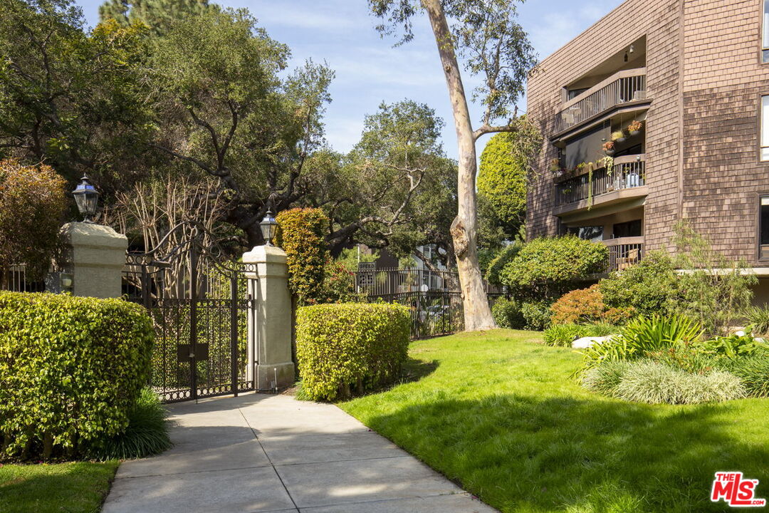 950 North Kings Road, Unit 208 West Hollywood, CA 90069 - Photo 5 of 33