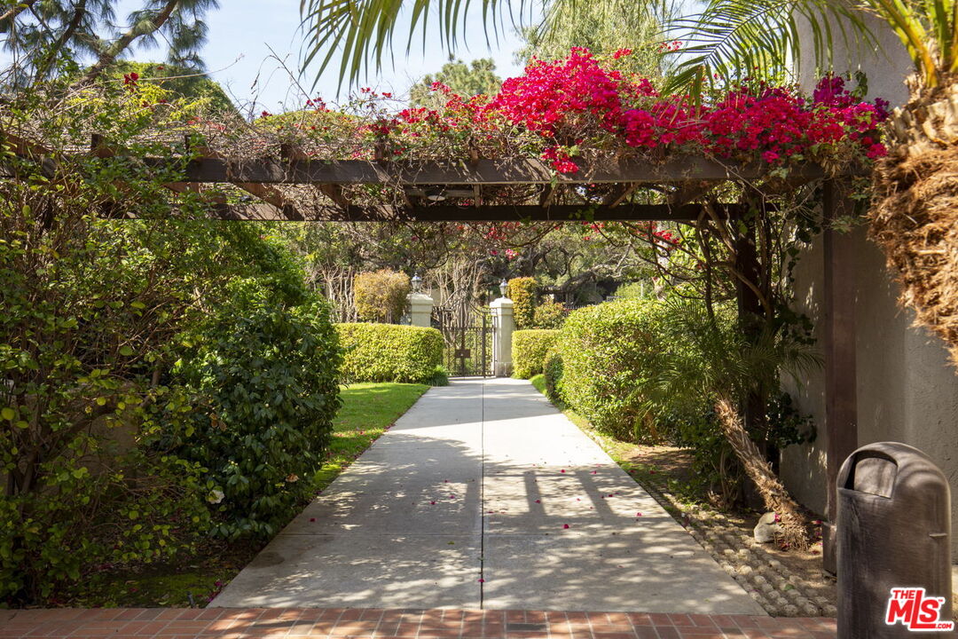 950 North Kings Road, Unit 208 West Hollywood, CA 90069 - Photo 7 of 33