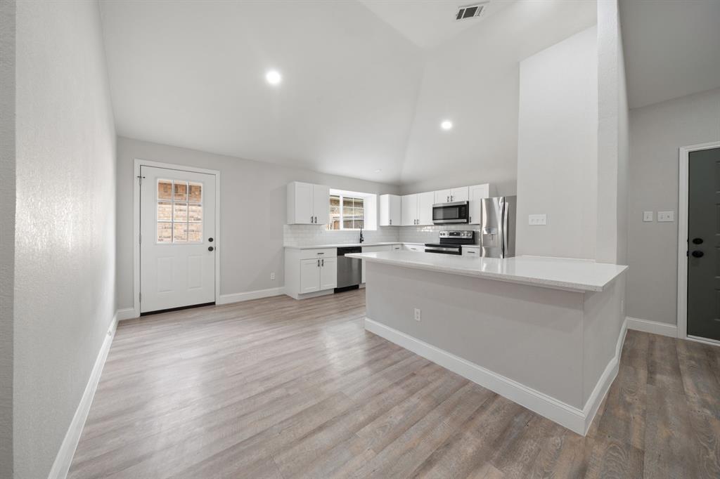 310 Valley Spring Drive Arlington, TX 76018 - Photo 5 of 24 Kitchen