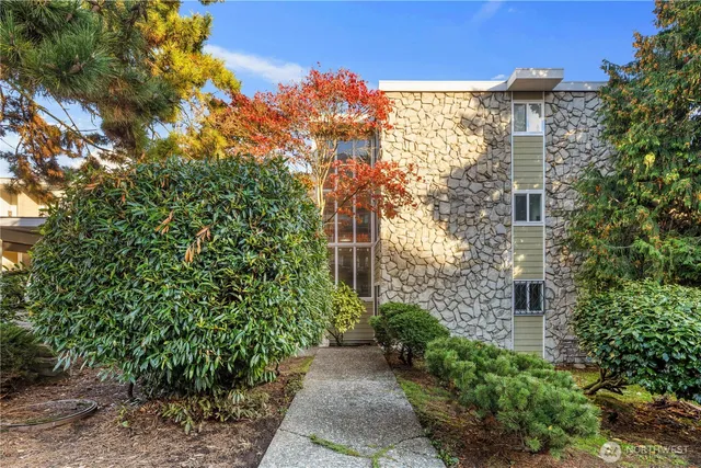 a view of a multi story building