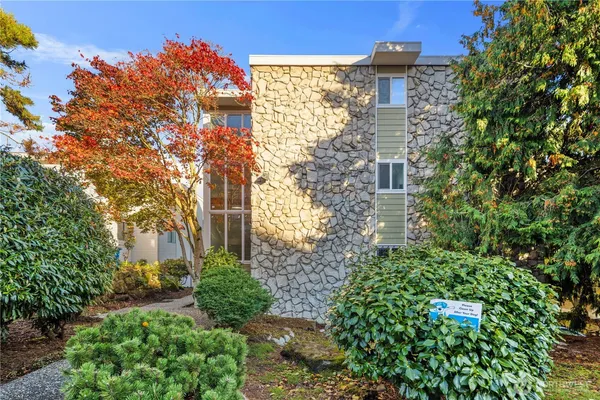 a view of a multi story building