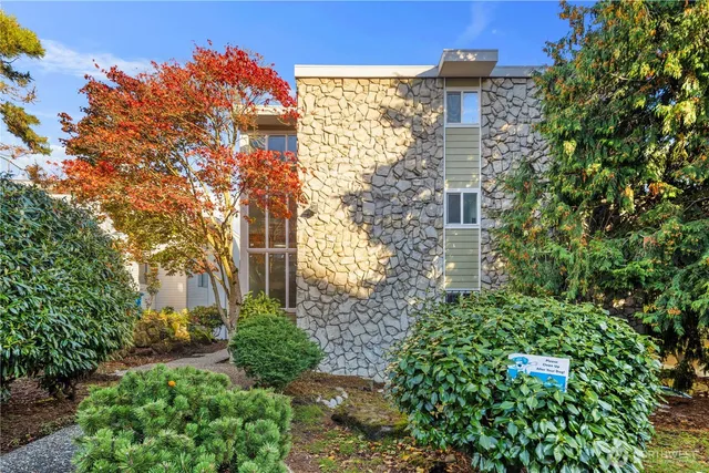 a view of a multi story building