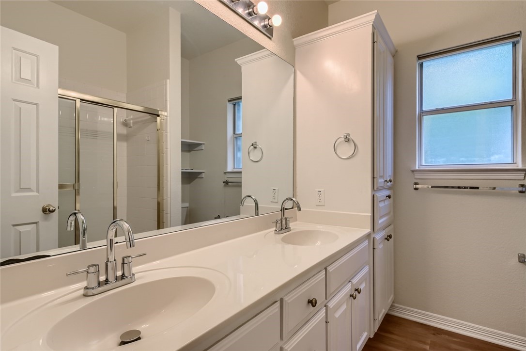 511 Susana Drive Georgetown, TX 78628 - Photo 23 of 31 Secondary bathroom
