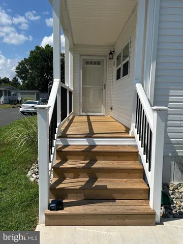 a view of entryway with a front door