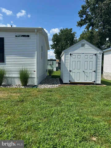 a view of back yard of the house
