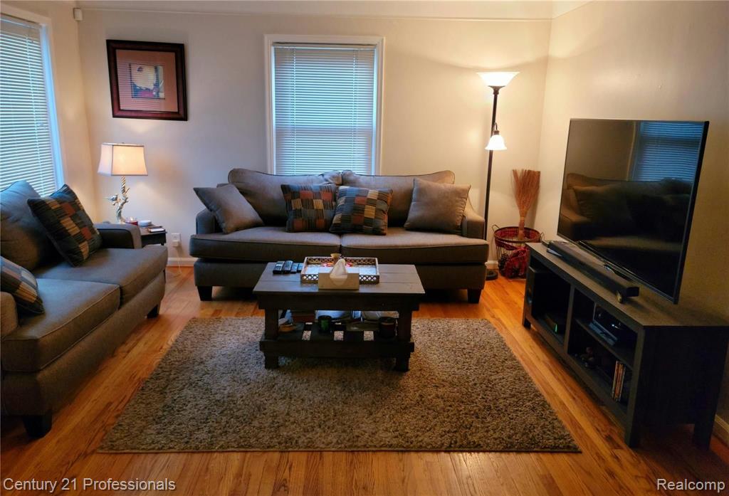 3329 Chester Road Royal Oak, MI 48073 - Photo 4 of 17