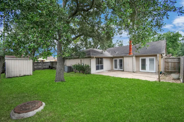 a view of a house with backyard and garden