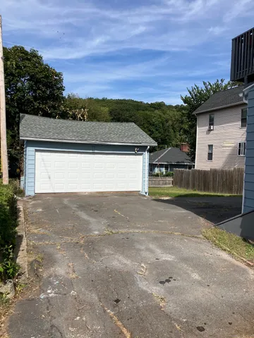 a view of back yard of the house