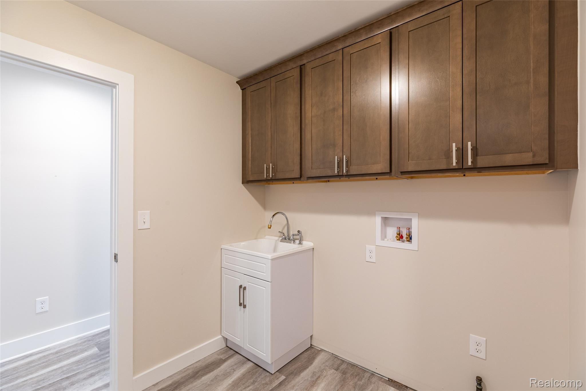 550 Wright Road Howell, MI 48843 - Photo 23 of 38 35.Laundry