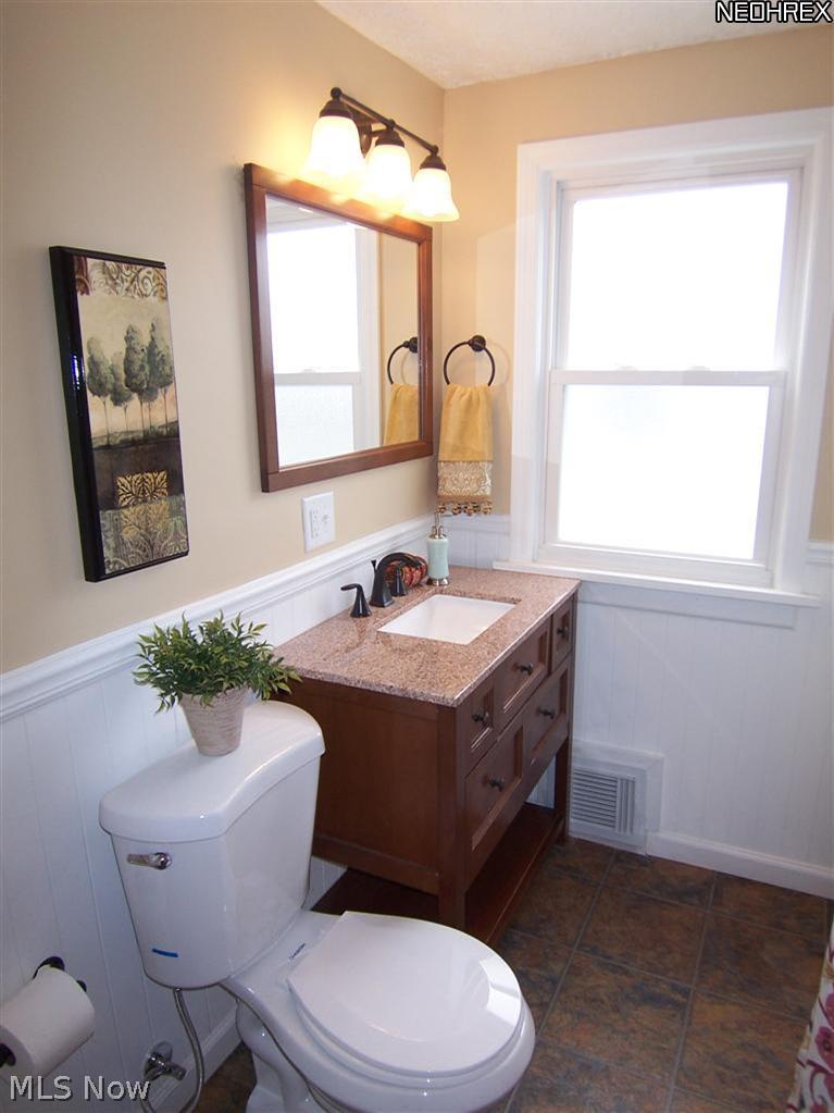 4089 Bushnell Road University Heights, OH 44121 - Photo 17 of 25 Full Bath on 2nd Floor