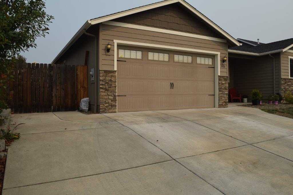 906 Win Way Eagle Point, OR 97524 - Photo 3 of 33 a front view of a house