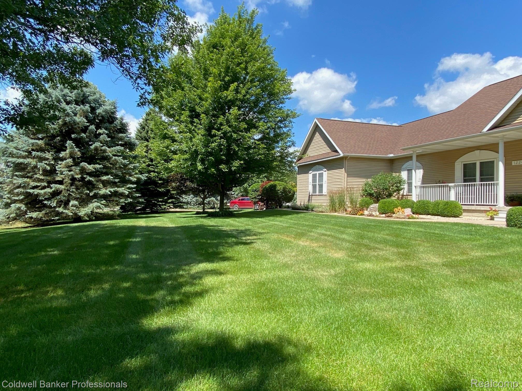 12261 Raelyn Hills Drive Perry, MI 48872 - Photo 27 of 32 27 12261 Side.jpg