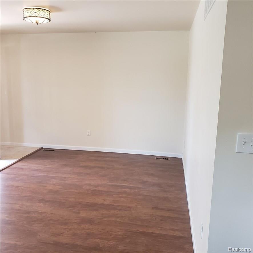 161 Dickenson Street Romeo, MI 48065 - Photo 5 of 19 living room