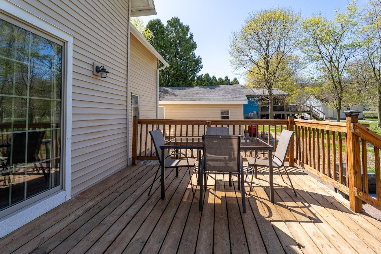 168 Fontana Avenue Fontana, WI 53125 - Photo 21 of 36 Back deck