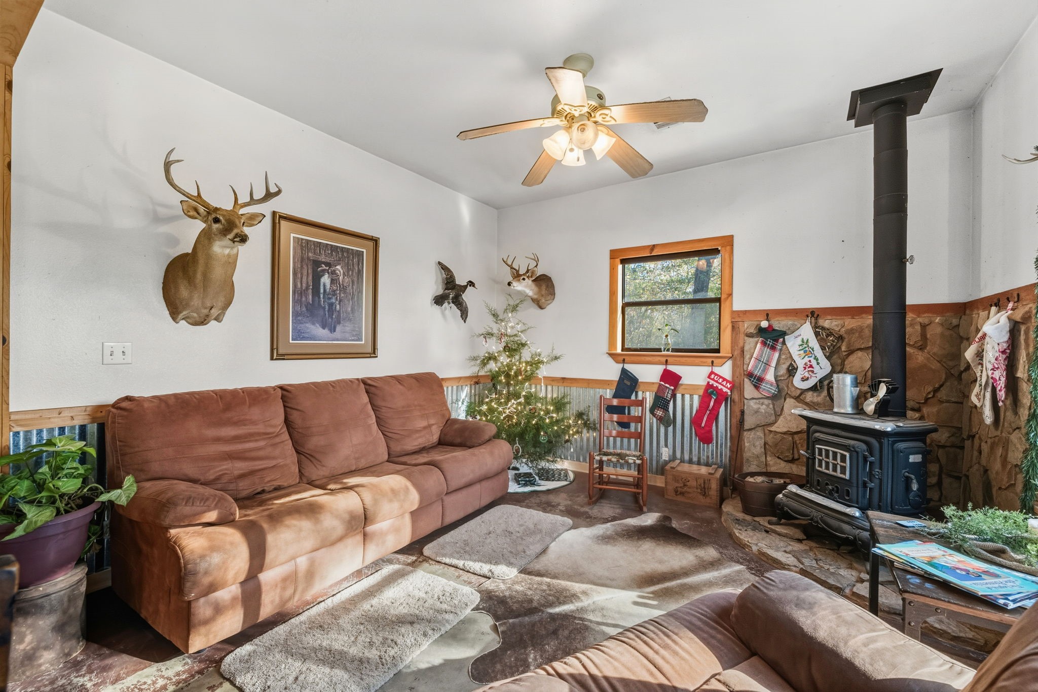 521 Camilla Lake Road Coldspring, TX 77331 - Photo 4 of 34 a living room with furniture and a flat screen tv