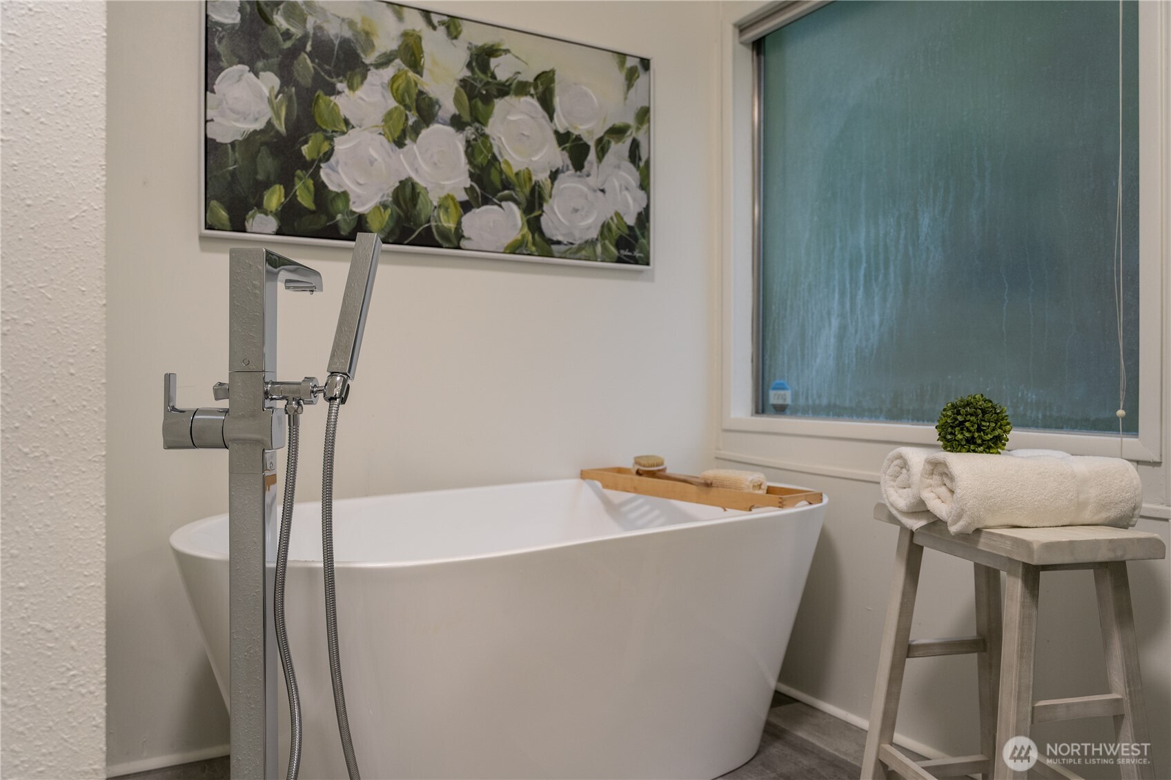 19305 127th Avenue Northeast Bothell, WA 98011 - Photo 28 of 38 a bath tub sitting in a bathroom