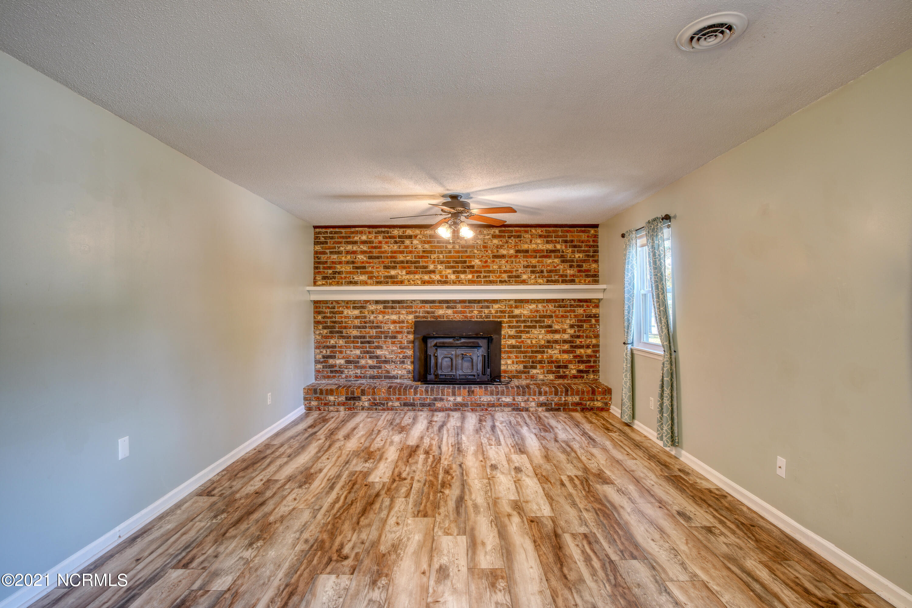 221 Richelieu Road Wilmington, NC 28412 - Photo 4 of 17 221 Richelieu-13