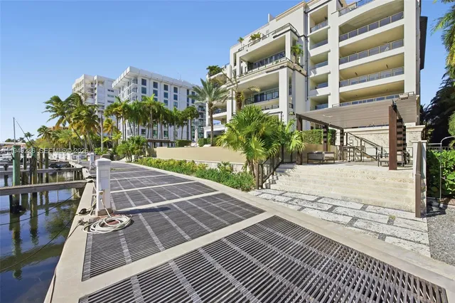 $2,700,000 | 3535 Hiawatha Avenue, Unit 305, Coconut Grove, FL 33133