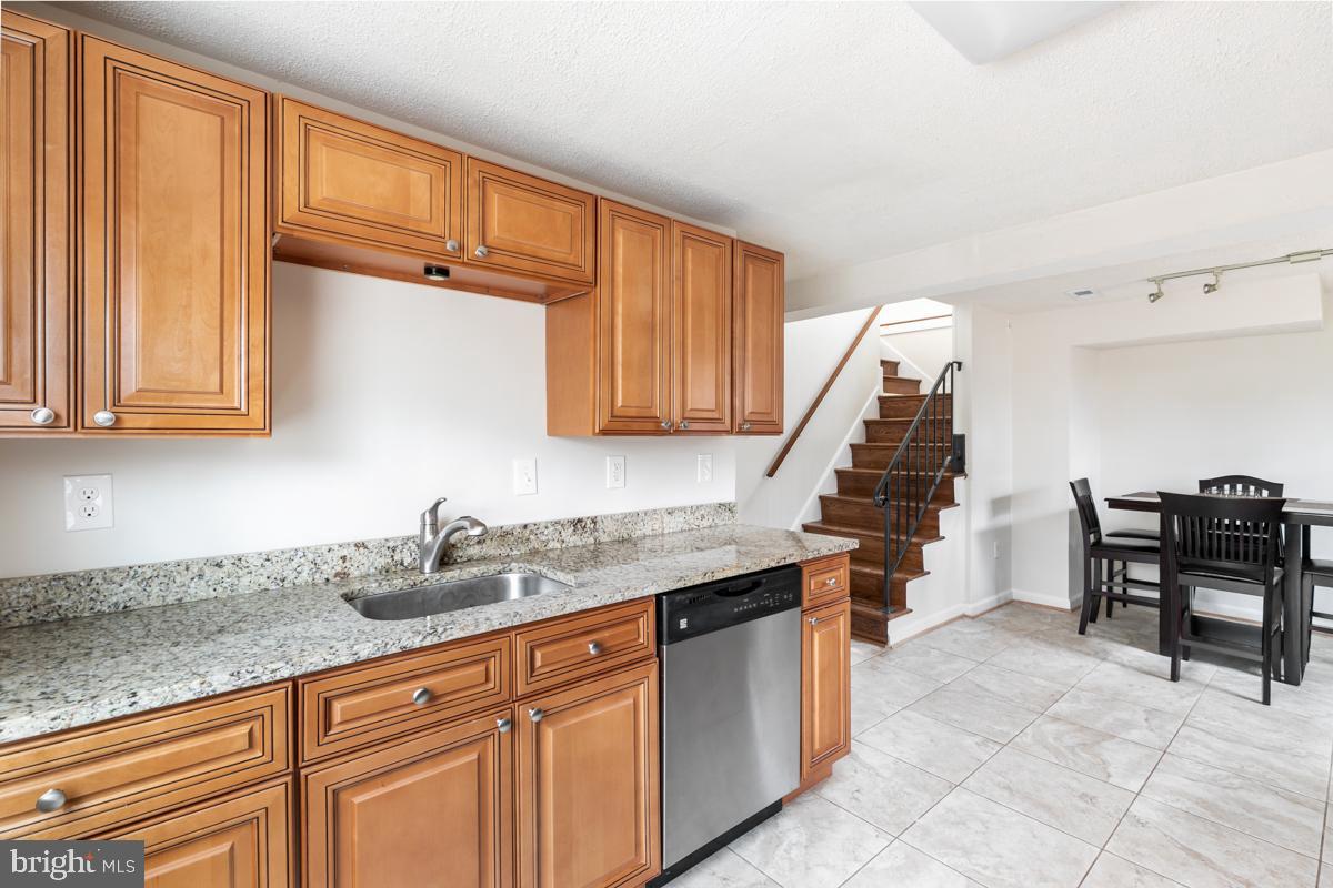 4336 Granby Road Woodbridge, VA 22193 - Photo 11 of 23 Kitchen w/upgraded cabinets and granite