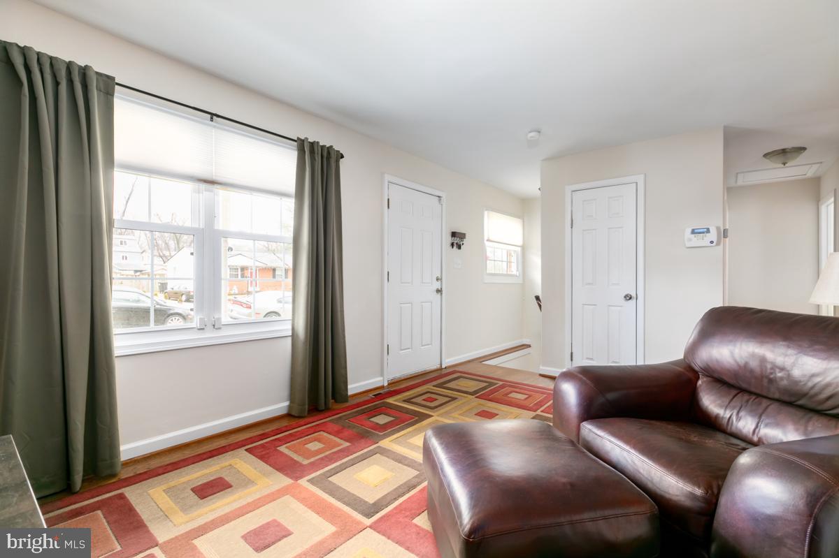 4336 Granby Road Woodbridge, VA 22193 - Photo 4 of 23 Living room w/ lots of natural light