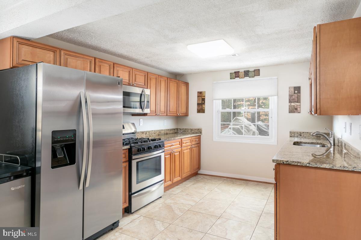 4336 Granby Road Woodbridge, VA 22193 - Photo 10 of 23 Kitchen w/stainless steel appliances