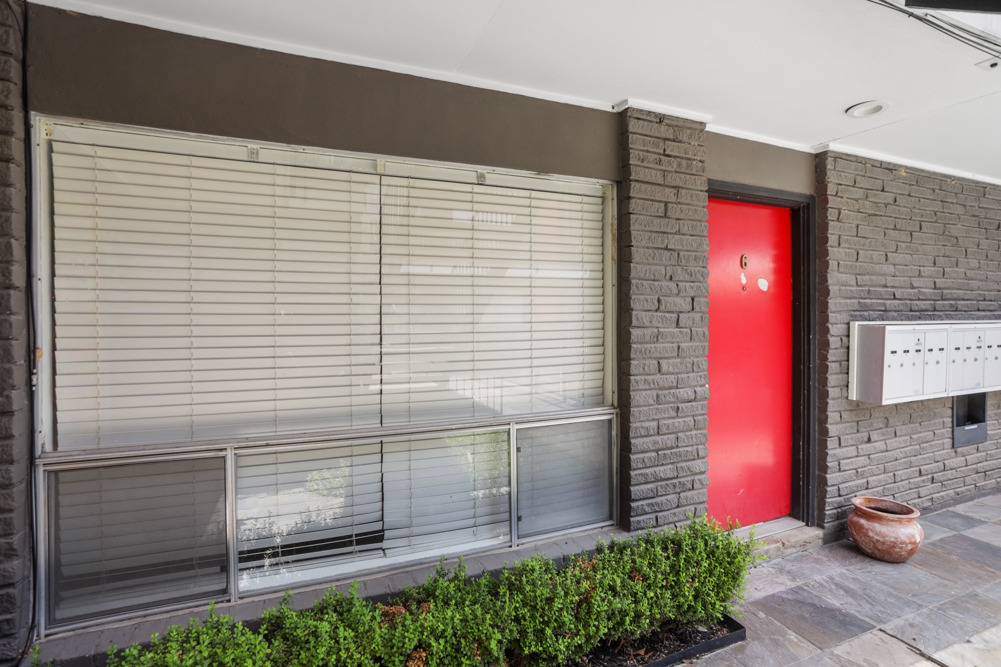3602 Garrott Street, Unit 3 Houston, TX 77006 - Photo 27 of 34 Each unit has large windows for lots of natural light. The windows have screens for cool breezes.