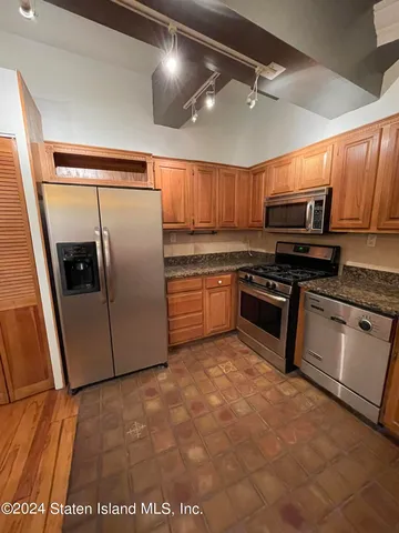 $329,000 | 10 Bay Street Landing, Unit 2L | Tompkinsville