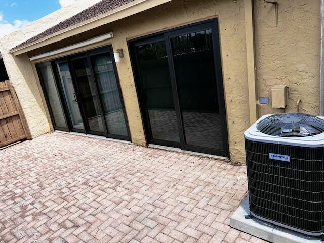 10323 Boca Bend West, Unit K4 Boca Raton, FL 33428 - Photo 23 of 25 a bedroom with a bed and a stove