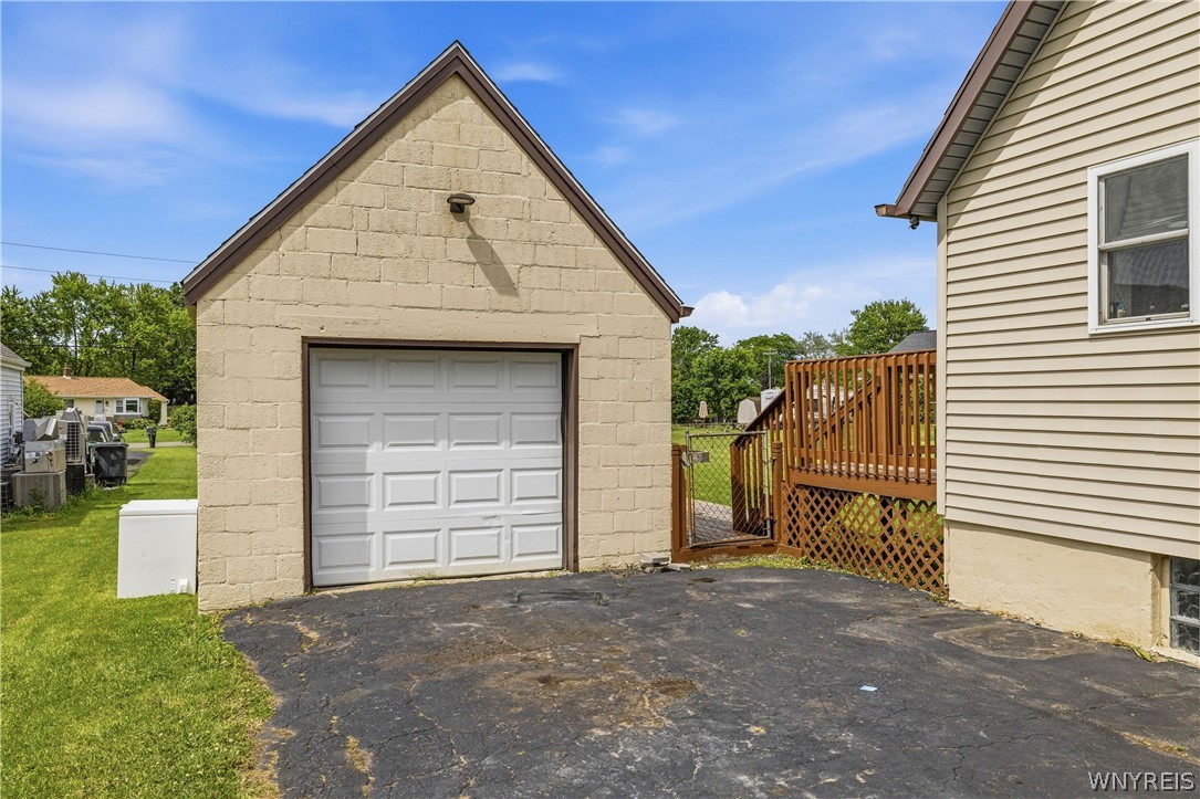 995 Saunders Sett Road Lewiston, NY 14092 - Photo 4 of 24