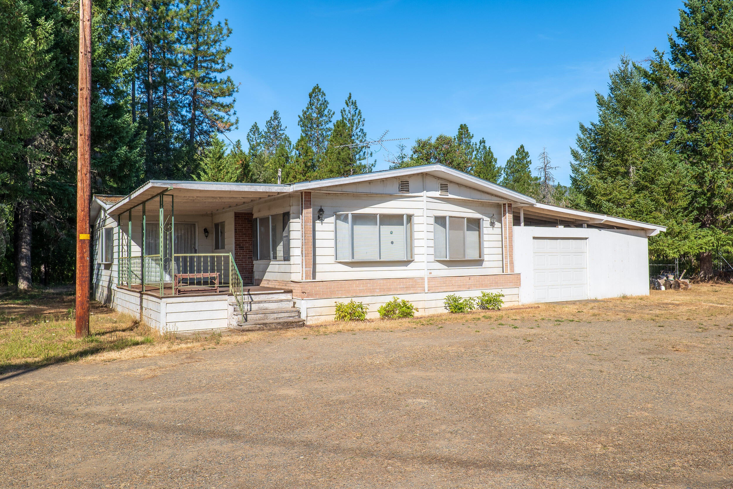 190 Martin Road Cave Junction, OR 97523 - Photo 5 of 43 Front of house w/ Enclosed Carport