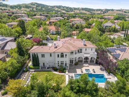 a view of front door with entryway
