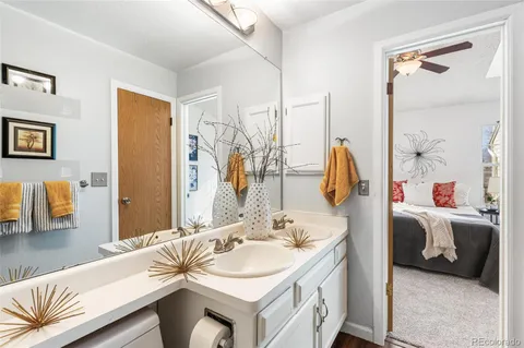 a en suite spacious bathroom with a double vanity sink and a mirror