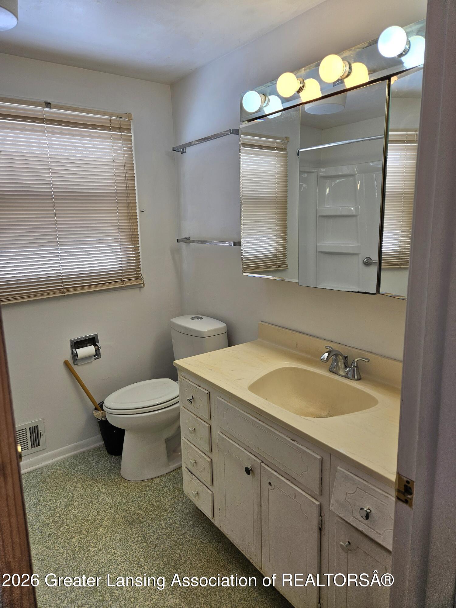 2800 Tecumseh River Road Lansing, MI 48906 - Photo 13 of 27 2nd flr bath