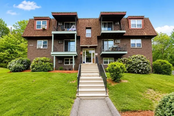 $219,900 | 668 Robbins Avenue, Unit 3, Dracut, MA 01826