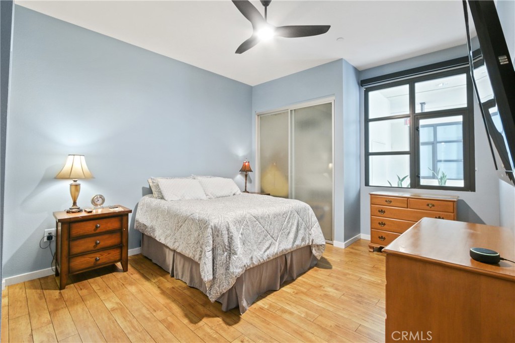 133 The Promenade North, Unit 330 Long Beach, CA 90802 - Photo 8 of 17 a bedroom with a bed and window
