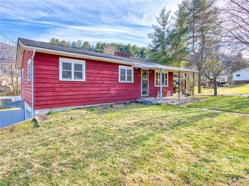 970 Ratcliff Cove Road Waynesville, NC 28786 - Photo 1 of 24 a front view of a house with a yard