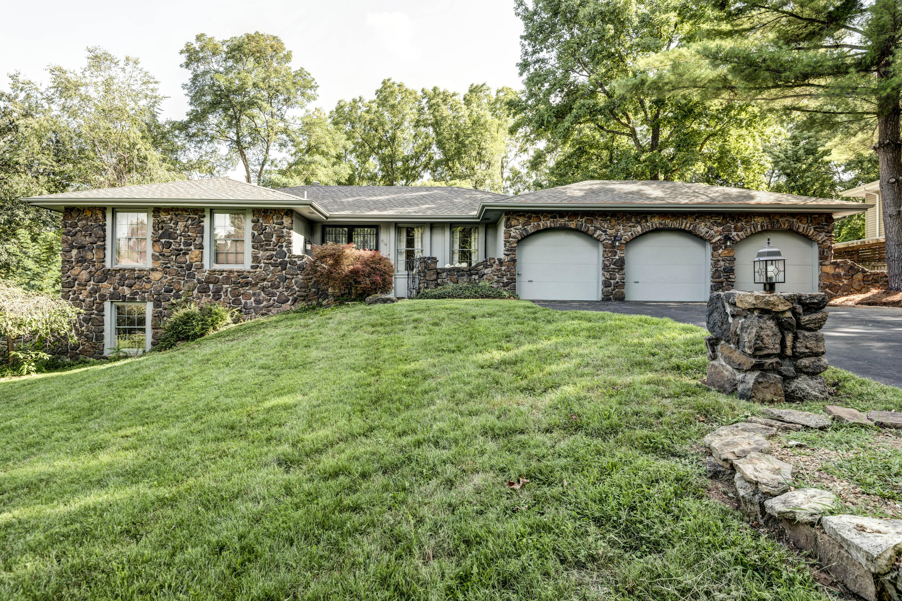 2114 East Cardinal Street Springfield, MO 65804 - Photo 1 of 1 Cardinal (32)