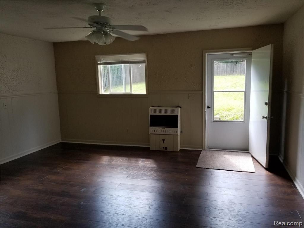 1410 South Hospital Road Waterford, MI 48327 - Photo 10 of 21