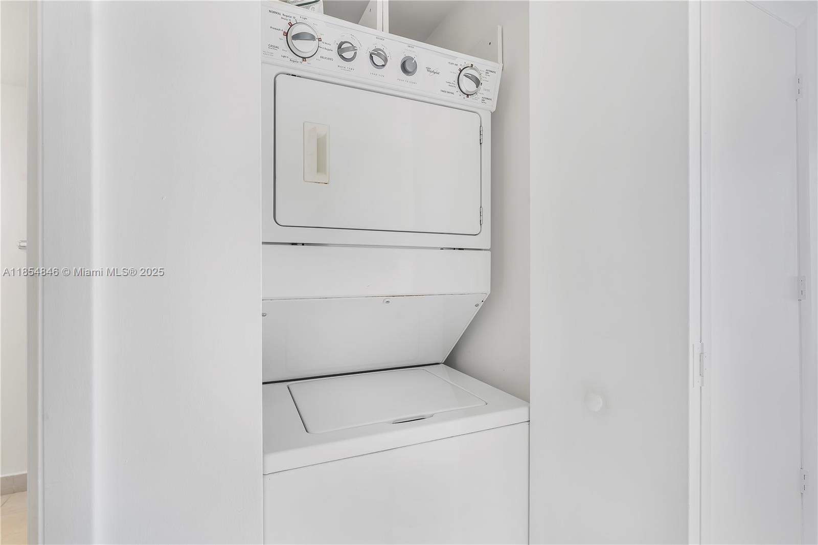485 Brickell Avenue, Unit 4404 Miami, FL 33131 - Photo 14 of 14 a utility room with dryer and washer