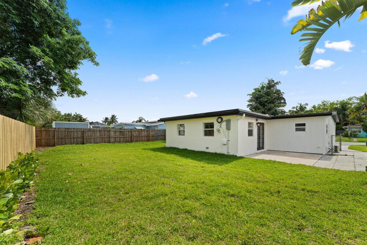 3797 Bahama Road Palm Beach Gardens, FL 33410 - Photo 31 of 33 a house view with a outdoor space